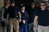 Bradley Manning (i midten) bliver eskorteret væk fra militærdomstolen i Fort Meade.