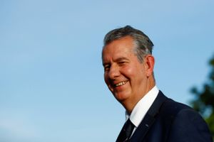 Nordirsk førsteminister siger, at han vil træde tilbage. Hans landbrugsminister bryder brexit-aftale.