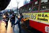 Efter en uge med fredelige demonstrationer, eskalerede volden lørdag, og bl.a. en bus med regeringsvenlige passagerer blev angrebet. Senere blev en ung mand skudt og dræbt, mens tre blev såret under sammenstød. Foto: Wason Wanichakorn/AP