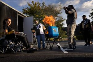 Til grillfesten på parkeringspladsen efter NFL-kampen mellem Pittsburgh Steelers og New York Jets er tilskuerne langtfra enige om dette års kandidater til midtvejsvalget. Senatsvalget har her taget en pludselig drejning.  