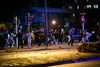 MALMÖ 20200828 Fredagens koranbränning på Emilstorp har lett till omfattande protester och oroligheter på Rosengård. Enligt polisen har 300 personer befunnit sig på Amiralsgatan, vilket helt stoppat trafiken till och från Rosengård. Foto: TT / kod 50090. (Foto: 50090 TT/Scanpix 2020)