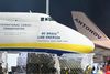Tysk politi og bomberyddere arbejdede tirsdag aften og nat i Leipzig/Halle Lufthavn, som er base for flere ukrainske Antonov-transportfly. Foto: NEWS5 / AFP