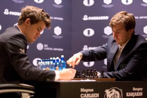 Magnus Carlsen (til venstre) skal ud i et VM-omspil mod Sergej Karjakin. Foto: Mark Lennihan/AP