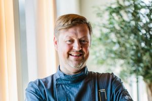 Jesper Koch har vidst, at han ville være kok, siden han var helt lille. De seneste år har han skaffet flere priser til Sønderborg-restauranten, Syttende. Senest var det vinoplevelsen, der tiltrak opmærksomhed.   