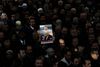 Drabet på Jamal Khashoggi førte til stærk international kritik af Saudi-Arabien - ikke mindst fra Tyrkiet. Her beder folk for den afdøde ved en symbolsk begravelse i Fatih-moskéen i Istanbul. Liget - eller rettere: ligdelene - af Jamal Kashoggi er aldrig fundet. Arkivfoto: Reuters