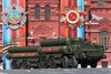 Et af Ruslands eksporthit er antimissilsystemet S-400, der her vises frem på Den Røde Plads i Moskva. Det er bl. a. solgt til Nato-medlemmet Tyrkiet. Arkivfoto: Alexander Zemlianichenko/AP