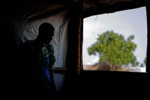 Skud giver genlyd om nattet, mens regeringssoldater ifølge AP plyndrer og voldtager om natten i byen Yei i Sydsudan. 