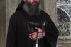 Lederen af den ekstremistiske gruppe Islamisk Stat (IS), Abu Bakr al-Bagdadi, som ellers sjældent har vist sig offentligt eller ladet sig fotografere. Dette foto er taget fra en video, som blev offentliggjort på en militant hjemmeside den 5. juli og stammer fra en prædiken, som han holdt i Mosul dagen forinden. Arkivfoto: Militant video/AP