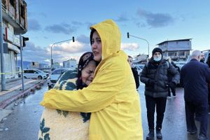 Dødstallet har rundet 8.700, efter at kraftige jordskælv har rystet Tyrkiet og Syrien. I en af de ramte byer mødte et kaos af ødelæggelse og desperate råb om hjælp Jyllands-Postens korrespondent.