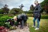 Susanne Petersen og Lilli Jørgensen (tv.) mistede deres sønner Jimmi Petersen og Simon Jørgensen - begge fra Korsør - med halvanden måneds mellemrum i 2010. De har hjulpet hinanden videre i sorgen og er blevet gode venner. Sønnerne er stedt til hvile tæt på hinanden på Korsør Kirkegård, og når den ene mor sætter blomster ved sønnens grav, bliver der altid taget en blomst fra og sat ved den andens grav. Foto: Stine Bidstrup
