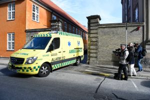 En ambulance forlader Østre Landsret for at køre den domsmand, der fik et ildebefindende under det sidste retsmøde, på hospitalet. Foto: Tariq Mikkel Khan/Ritzau Scanpix