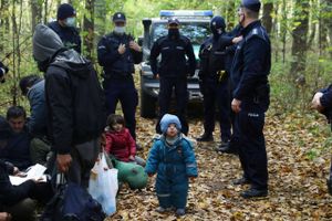 Ny omstridt lov, der også baner vej for grænsemur, er en reaktion på stadig migrantstrøm fra Hviderusland. 