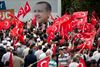 Protestbølgen mod Erdogan har den seneste uge været voldsom, men tilhængerne har jublet, når premierministeren har været i nærheden. I går var det Ankaras tur til at få besøg, og tilhængerne stod klar. Foto: Vadim Ghirda/AP
