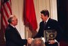 INF-aftalen blev indgået i 1987 af den daværende amerikanske præsident, Ronald Reagan, og den sovjetiske leder, Mikhail Gorbatjov. Foto: Bob Daugherty/AP