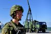 En svensk soldat på havnen i Visby i 2019. Arkivfoto: TT News Agency/Henrik Montgomery
