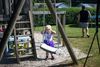 Nogle gange skriger børnene, når kampflyene letter fra Flyvestation Skrydstrup, fortæller dagplejemor i Over Jerstal Charlotte Bodenholt Lauritzen. Julie på to år vælger at holde sig for ørerne, da flere fly letter. Foto: Joachim Ladefoged