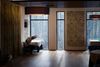Så ring dog! I de lange minutter op til præsentationen af den nye nordiske restaurantguide, måtte Wassim Hallal gå afsides for blot at stirre på telefonen. Foto: Mathias Svold