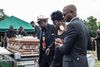 Ethel Lances datter Nadine Collier var den første af de pårørende, der så den 21-årige anholdte Dylann Roof i øjnene og sagde, at hun tilgiver ham. Mange tusinde deltog i begravelserne for de ni ofre for kirkemassakren i Charleston. Ved kisten bagerst i billedet sørger den dræbtes søn, Gary Washington. Foto Anne Hollande.