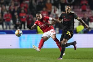 Ajax var foran to gange i udekampen mod Benfica, men portugiserne hev 2-2 i land inden turen til Holland.