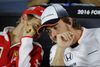 Hvad hvisker Vettel og Alonso om? Begge er inde i billedet hos Mercedes. Foto: Luca Bruno/AP