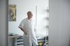 Lars Østergaard, ledende overlæge på Aarhus Universitetshospital, ser muligheder i at finde de smittede og isolere dem via flere test, men minder også om, at det er et meget stort arbejde. Foto: Christian Lykking