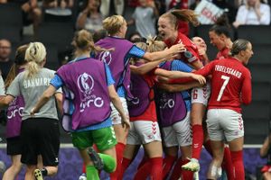 Det danske kvindelandshold i fodbold holder med en sejr over Finland fast i muligheden for at gå videre ved EM-slutrunden. 
