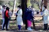 Sundhedspersonale noterer oplysninger på folk fra South Australia, der skal testes for coronavirus efter et udbrud i delstaten. Foto: Stringer/Reuters