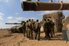 Israelske soldater og deres udstyr nær grænsen til Gazastriben. Israelsk militær siger, at palæstinensiske militante har affyret over 150 raketter mod det sydlige Israel i de seneste uger. Foto: Tsafrir Abayov/AP