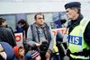 Alle passagerer, som ikke har visum til Sverige, bliver taget af toget på Hyllie Station. En syrisk mand med familie prøver at forklare en betjent, at familien skal videre til Norge. Foto: Jens Henrik Daugaard