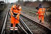 Medarbejdere fra Banedanmark arbejder med at udbedre skaderne efter endnu et kabeltyveri ved Åmarken station.