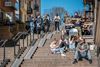 Folk spiser frokost på udeserveringarna og nyder solen på Södrmalm i Stockholm onsdag. Men Sverige er ikke gennem coronakrisen endnu, siger landets statsminister Foto: Mats Schagerström/TT/Ritzau Scanpix