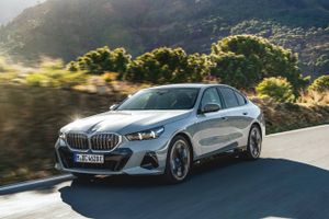 For første gang fås BMW 5-serien som ren elbil.  Den nye i5, der lander til efteråret, har en ekstremt konkurrencedygtig startpris, mener markedsanalytiker. Det vil sætte Mercedes under pres. 