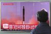 En af Nordkorea mange missilaffyringer det seneste år. Testmissilerne bliver fulgt tæt i Sydkoreas hovedstad, Seoul.