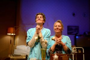 Kirstine Hedrup og Helle Dolleris i komedien om to lige lovlig kreative hjemmehjælpere og deres forhold til andre folks penge. Foto: Benny Rytter