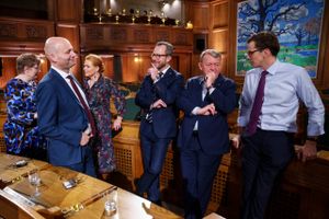 Partiformænd i blå blok ærgrer sig over, at nordatlantiske mandater sikrer rød blok et knebent flertal.