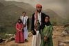 Også i Norge har man haft flere tilfælde af barnebrude blandt asylansøgerne. Her ses barnebrude fra Yemen med deres ægtemænd. Et foto, som vandt førstepræmien ved World Press Photo i 2012.