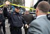 The Warner Center på Manhatten blev evakueret og afspærret, efter man fandt en mistænkelig pakke i CNN's hovedkvarter i New York City, USA. Foto: Kevin Coombs/AP