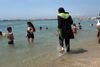 Den muslimske badedragt burkinien er forbudt på strandene i Cannes, men i Danmark vil Venstre ikke arbejde for et lignende forbud. Arkivfoto: AP