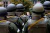 Kampene med russisk-kontrollerede separatister i Østukraine fortsætter på lavt blus på tredje år. Ukraines præsident, Petro Porosjenko (midt for), er torsdag til topmøde i Bruxelles for at bekræfte det strategiske samarbejde med EU. Arkivfoto: president.gov.ua