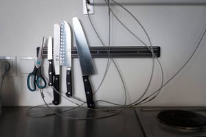 Politiet har anholdt fire indsatte i fængsel og sigtet dem for forsøg på manddrab.
