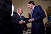 Donald Trump giver han til James Comey, da alt mellem de to endnu var godt i januar. Nu venter en - for Trump - række belastende udsagn fra Comey. Foto: Andrew Harrer/AP