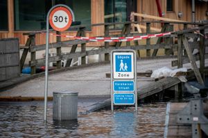 Natten til mandag falder vandstanden hurtigt, efter stormen Malik pressede store vandmasser ind i farvandene.
