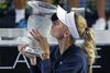 Caroline Wozniacki kysser trofæet efter sin turneringssejr nummer 25 i Hong Kong i oktober. Foto: AP/Vincent Yu