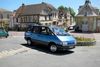 Den franske børnebil fylder rundt. Renault Espace har grundlæggende stadigvæk de samme egenskaber i den nuværende model, hvilket betyder fladt gulv, masser af lys og sæder, der kan flyttes og vendes. 5. generation er klar til januar. Fotos: Jens Høy