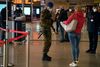 Hvis man går uden for en dør i Italien, skal man have et papir med sig, som dokumenterer ens formål. Det bliver jævnligt kontrolleret. Foto: REUTERS/Alberto Lingria