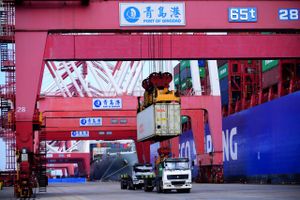 Eksporten fra Kina, som her i havnen i Qingdao, skaber alvorlige gnidningerne i forholdet til EU og USA. Foto: AP/ 