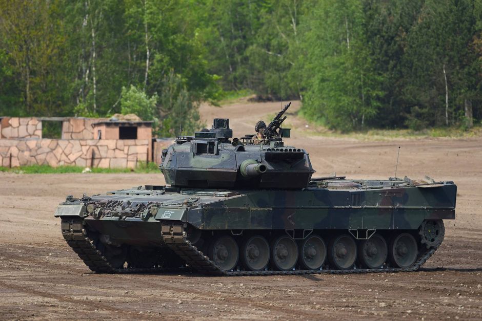 Tyskland har efter tøven givet grønt lys til eksport af Leopard 2-kampvogne til Ukraine. Og det er ikke urealistisk, at grænsen for Vestens hjælp til Ukraine rykker sig igen, vurderer lektor ved Forsvarsakademiet Peter Viggo Jakobsen.
