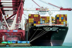 USA og Kina har forhandlet om nye handelsaftaler, men Trump er ikke tilfreds og ventes fredag at ramme Kina med kinesiske produkter for 50 mia. dollar med straftold. Her bliver containere læsset på et skib i havnen Qingdao i det østlige Kina. Foto: Chinatopix via AP