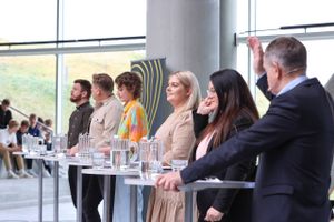 Allerede mandag stemmer færingerne. Den seneste måling peger på et mandat til både rød og blå blok.