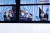 Amerikanere, som var ombord på det coronavisusinficerede krydstogtskib ”Diamond Princess”, ses her i busser, som søndag fragtede dem fra den japanske havneby Yokohama til Tokyo, hvorfra de blev fløjet hjem. De skal nu tilbringe to uger i karantæne på militærbaser i enten Texas eller Californien. Foto: Issei Kato/Reuters